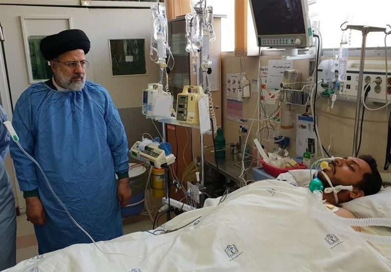 عیادت رئیسی از طلبه مشهدی که چاقو خورد/ عکس