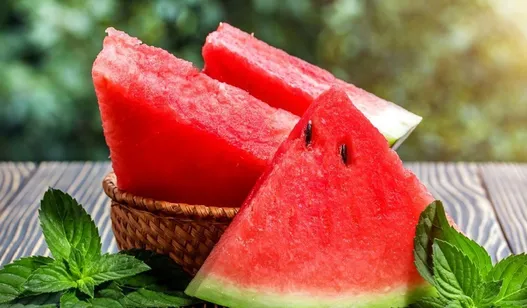 مصرف میوه سرخ و خنک برای شادابی پوست و بدن